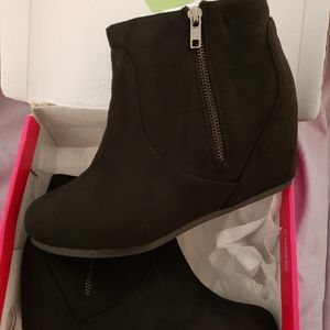 Dream Pairs wedge booties size 8